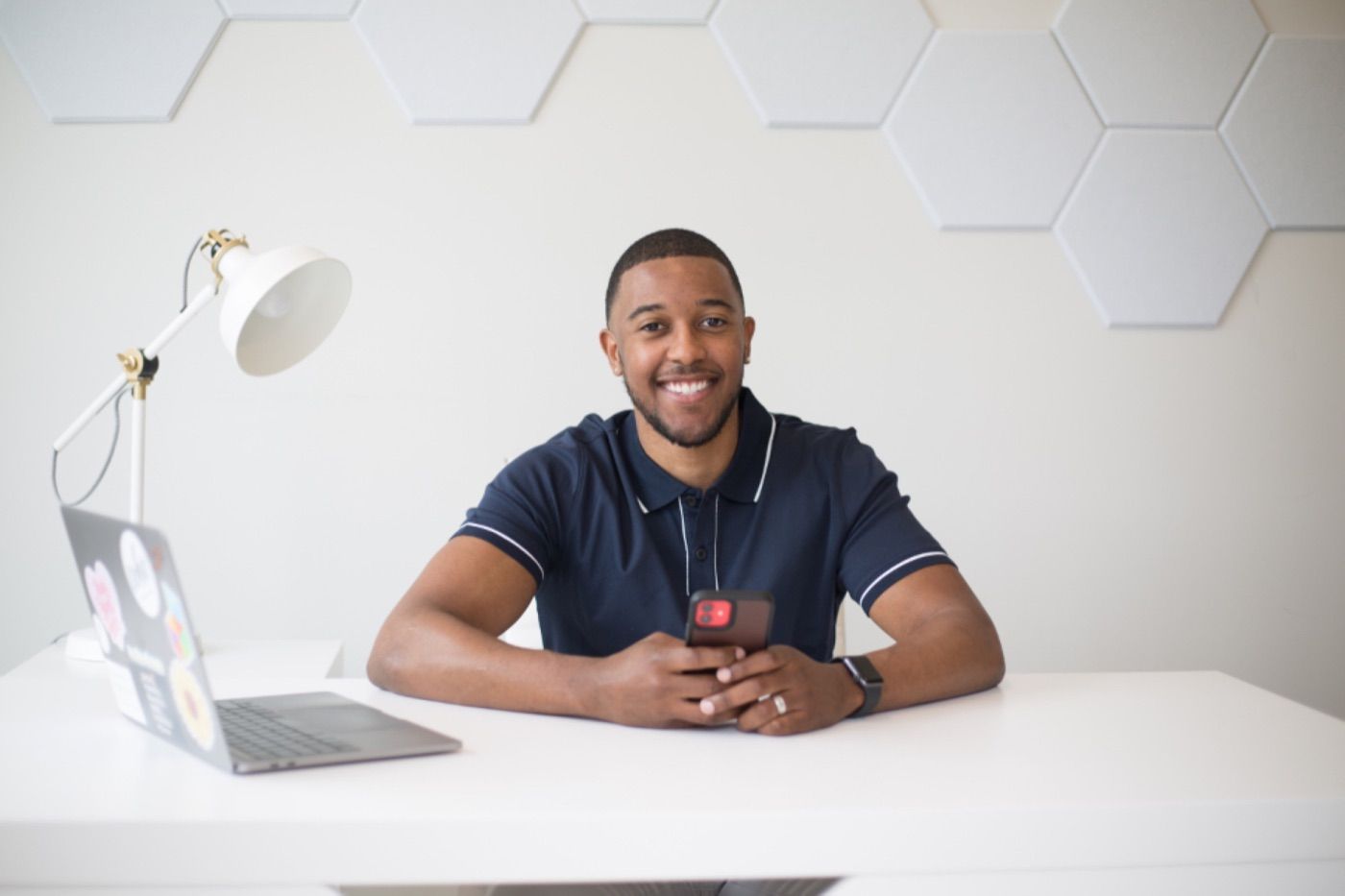 Un courtier en chemise, à son bureau.